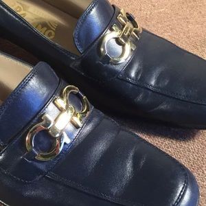 Ferragamo navy blue gold buckle loafers 9AAA